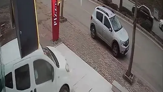 Hafif ticari aracın iş yerinin vitrinine çarpma anı güvenlik kamerasında
