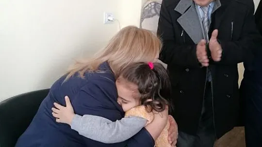 CHP'ye Katılan Kadınlara Parti Rozetleri Takıldı