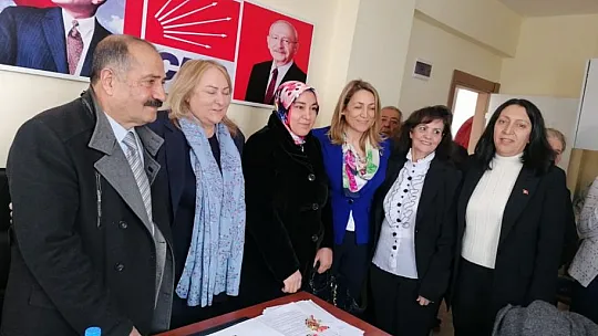 CHP'ye Katılan Kadınlara Parti Rozetleri Takıldı