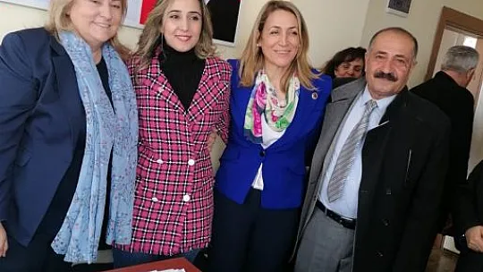CHP'ye Katılan Kadınlara Parti Rozetleri Takıldı