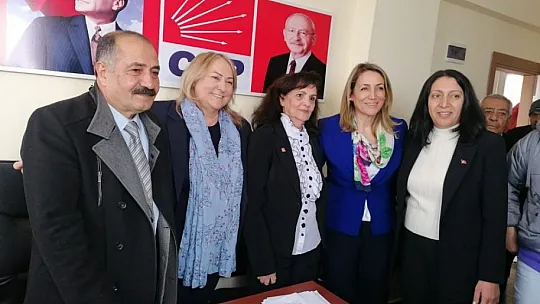 CHP'ye Katılan Kadınlara Parti Rozetleri Takıldı