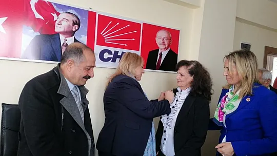CHP'ye Katılan Kadınlara Parti Rozetleri Takıldı