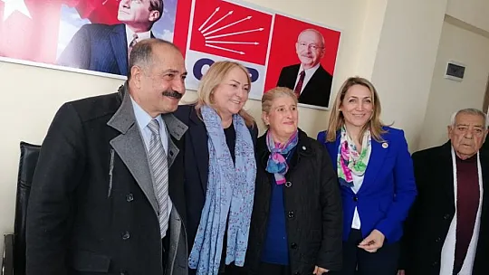 CHP'ye Katılan Kadınlara Parti Rozetleri Takıldı