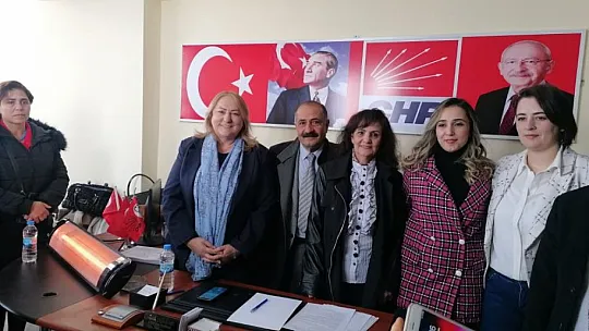 CHP'ye Katılan Kadınlara Parti Rozetleri Takıldı