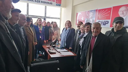 CHP'ye Katılan Kadınlara Parti Rozetleri Takıldı