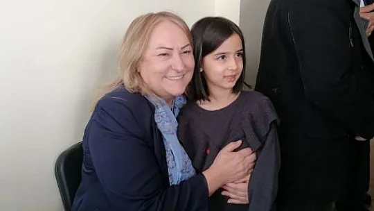 CHP'ye Katılan Kadınlara Parti Rozetleri Takıldı