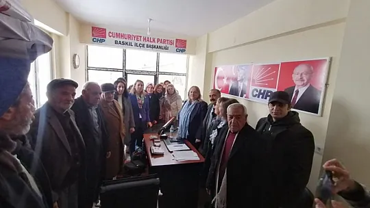 CHP'ye Katılan Kadınlara Parti Rozetleri Takıldı
