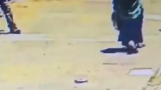 Kadının düşürdüğü cüzdanı başka biri aldı, o anlar kameraya yansıdı