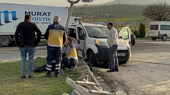 Karşı şeride geçen hafif ticari araç, otomobille çarpıştı: 3 yaralı