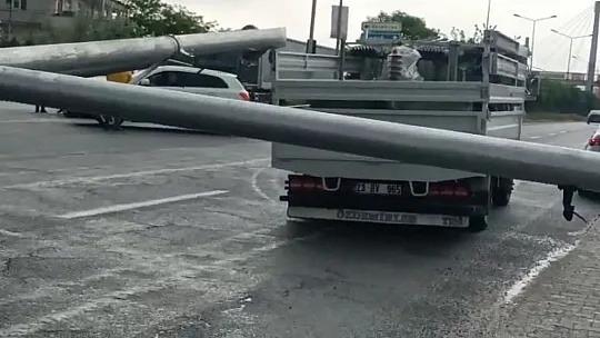 Elazığ'da Kamyonun Çarptığı Trafik Direği Devrildi: 1 Yaralı