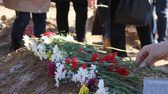 Kimsesizler mezarlığına gömülmüştü, Elazığlılar engelli kızın 'kimsesi' oldu