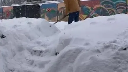 Kış aylarında 3 metre kar yağan ilçede bahar havası