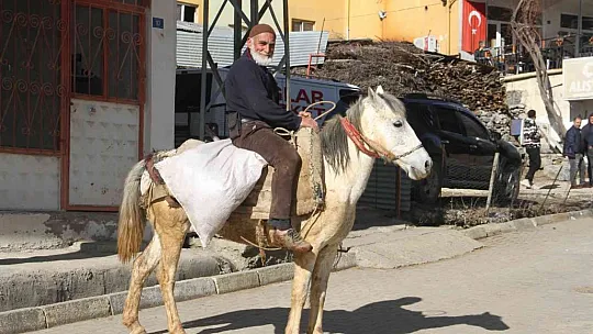 Kış aylarında 3 metre kar yağan ilçede bahar havası