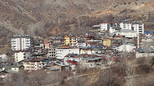 Kış aylarında 3 metre kar yağan ilçede bahar havası