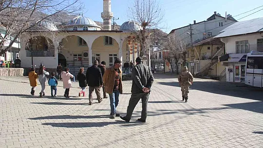 Kış aylarında 3 metre kar yağan ilçede bahar havası