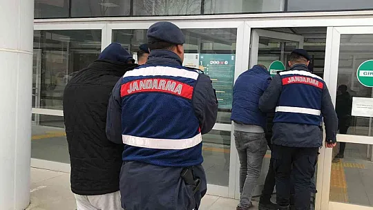 Köy evlerini soyan 3 şüpheli, jandarmanın dikkati sayesine yakayı ele verdi