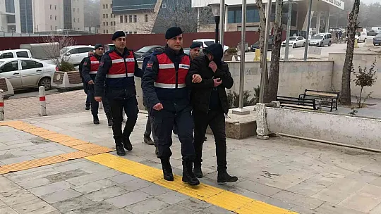Köy evlerini soyan 3 şüpheli, jandarmanın dikkati sayesine yakayı ele verdi