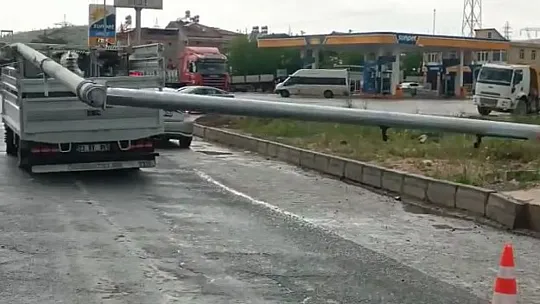 Elazığ'da Kamyonun Çarptığı Trafik Direği Devrildi: 1 Yaralı