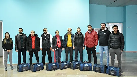 51 sporcu ve 9 antrenöre spor malzemesi