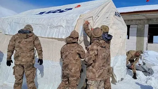 Mehmetçik deprem bölgesinde çalışmalarını sürdürüyor