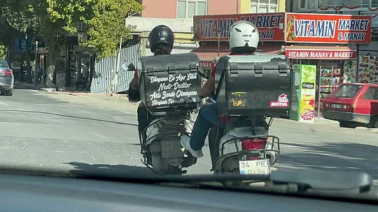 Elazığ'da Motosikletlilerin Trafikteki Tehlikeli Yardımlaşması