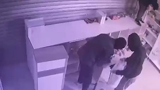 Okul kantinine giren kar maskeli hırsızlar, ne varsa çöp poşetine doldurup çaldı