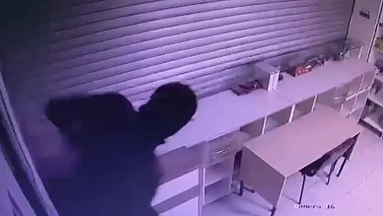 Okul kantinine giren kar maskeli hırsızlar, ne varsa çöp poşetine doldurup çaldı