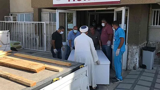 Öldüğü 5 gün sonra fark edildi, özel tabut ile taşındı