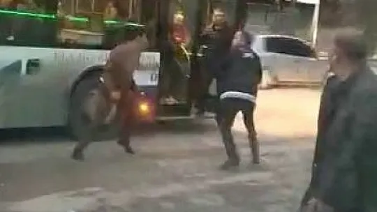Otobüs 5 metre ileride indirdi diye kavga çıkarttı