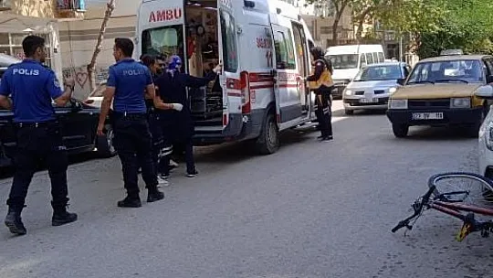 Elazığ'da Otomobilin Bisiklet Sürücüsüne Çarptığı Anlar Kameralara Yansıdı