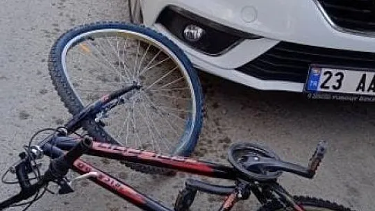 Elazığ'da Otomobilin Bisiklet Sürücüsüne Çarptığı Anlar Kameralara Yansıdı