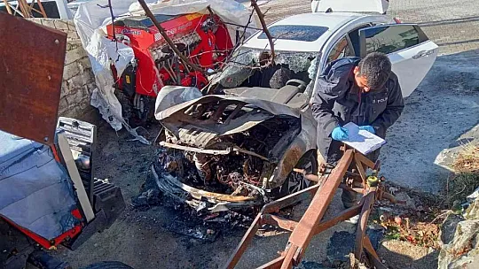 Park Halinde Alev Alan Otomobil Kullanılamaz Hale Geldi