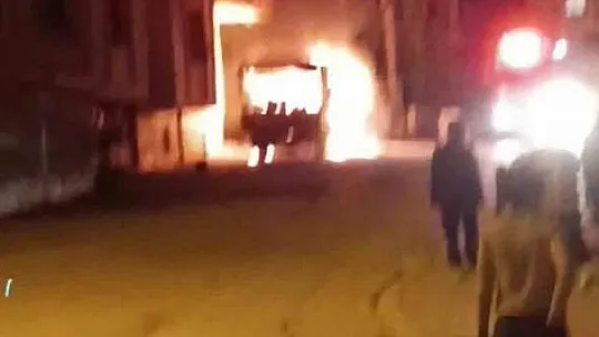 Elazığ'da Park Halindeki Araç Alev Alev Yandı