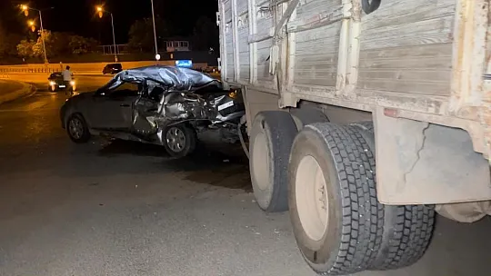 Park Halindeki Tankerin Altına Giren Otomobil Kağıt Gibi Ezildi: 1 Yaralı