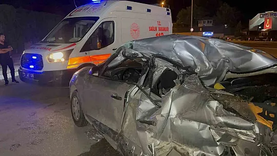 Park Halindeki Tankerin Altına Giren Otomobil Kağıt Gibi Ezildi: 1 Yaralı