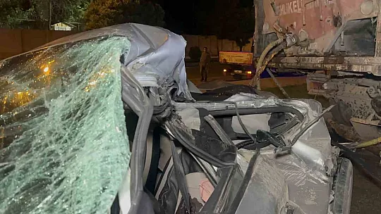 Park Halindeki Tankerin Altına Giren Otomobil Kağıt Gibi Ezildi: 1 Yaralı