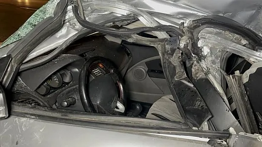 Park Halindeki Tankerin Altına Giren Otomobil Kağıt Gibi Ezildi: 1 Yaralı