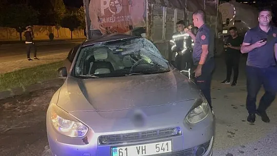 Park Halindeki Tankerin Altına Giren Otomobil Kağıt Gibi Ezildi: 1 Yaralı