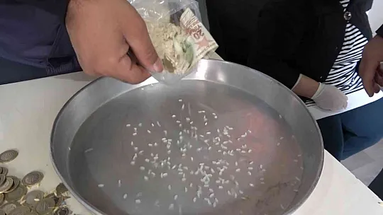 Pirincin içinden taş ayıklar gibi para ayıkladılar