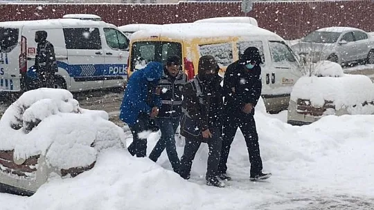 Polisi Karşılarında Görünce Ellerindeki Televizyonu Bırakıp Kaçmaya Çalıştılar