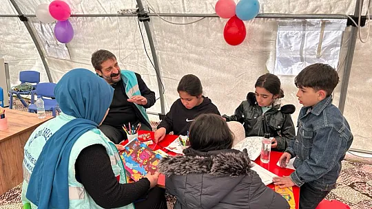 Selçuk Bayraktar, Elazığ Belediyesi Psikososyal Destek Çadırını Ziyaret Etti