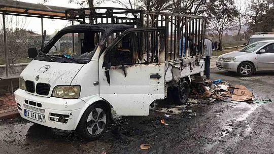 Seyir halinde alev alan pikap küle döndü, 14 yaşındaki çocuk yaralandı