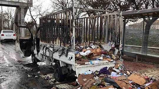 Seyir halinde alev alan pikap küle döndü, 14 yaşındaki çocuk yaralandı