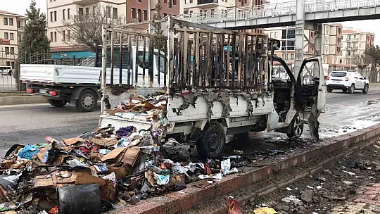 Seyir halinde alev alan pikap küle döndü, 14 yaşındaki çocuk yaralandı