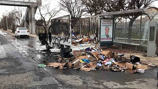 Seyir halinde alev alan pikap küle döndü, 14 yaşındaki çocuk yaralandı