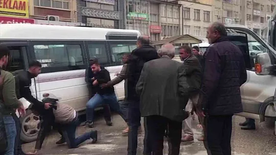 Seyir halindeyken başlayan tartışma durakta kavgaya dönüştü