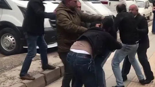 Seyir halindeyken başlayan tartışma durakta kavgaya dönüştü