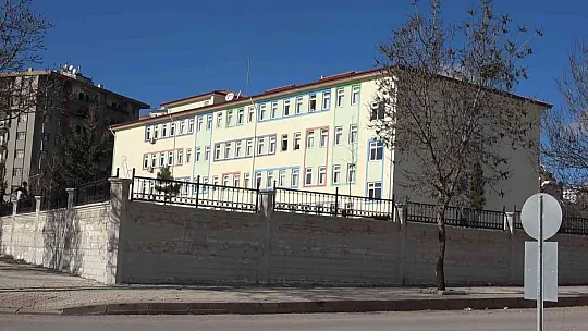 Sınav sonucu kötü gelen öğrenci 2'nci kattaki sınıfından aşağı atladı