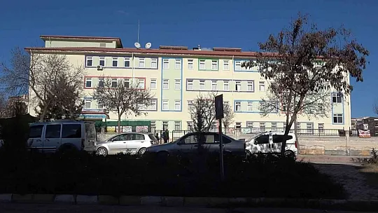 Sınav sonucu kötü gelen öğrenci 2'nci kattaki sınıfından aşağı atladı
