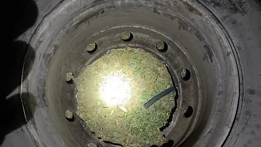 Tır dorsesinden kopan tekerlek bahçede oturan çifte çarptı: 2 yaralı